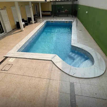 Familiar Com Piscina Privada Pensión *