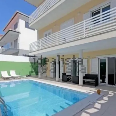 Familiar Com Piscina Privada Pensión Caxias